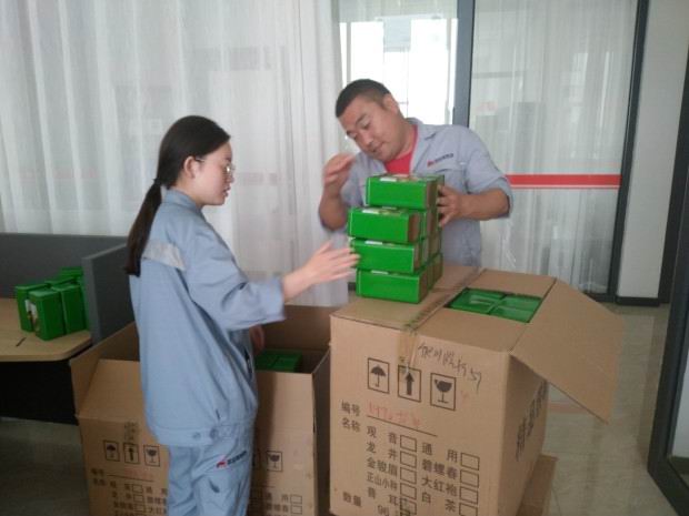 夏日送清凉，为员工发放茶叶、冰糖