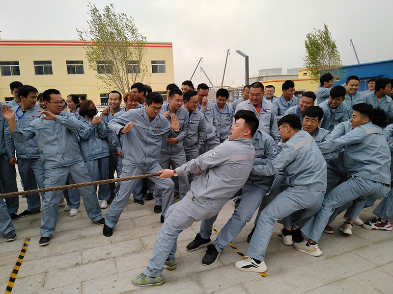 员工聚力拔河比赛