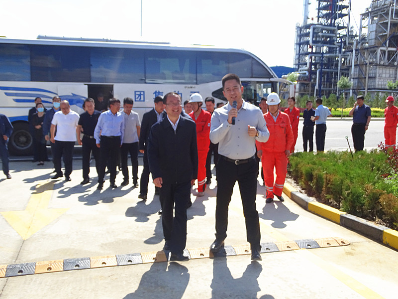 石嘴山市党政代表团来宝廷新能源考察调研