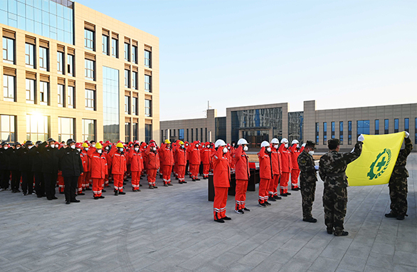 宝廷新能源举行新年升安全旗仪式