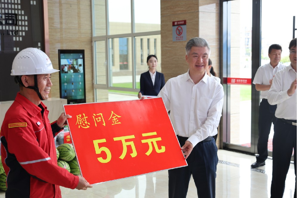 自治区党委副书记庄严一行深入bv1946伟德官网走访慰问一线职工