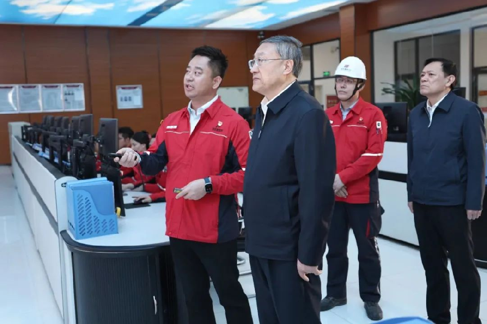 坚定信心  勇毅前行  |自治区党委书记李邑飞一行莅临bv1946伟德官网指导调研